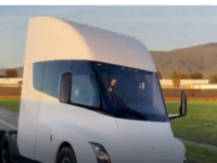 特斯拉首次发布了特斯拉Semi电动卡车行驶中的视频
