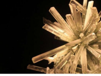 科学家创造出看起来很像固态晶体的液晶