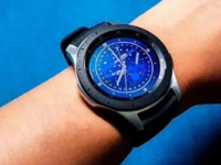 视频从各个方面展示了各种颜色的三星GalaxyWatch4Classic