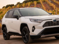  2021年丰田RAV4混合动力车增加了XLE Premium内饰为大众带来了更多舒适感 