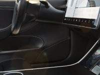 Nomad为Tesla Model 3创建了一个无线充电板