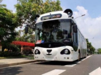  深兰科技研发的熊猫智能公交车正在做开放道路自动驾驶里程测试 